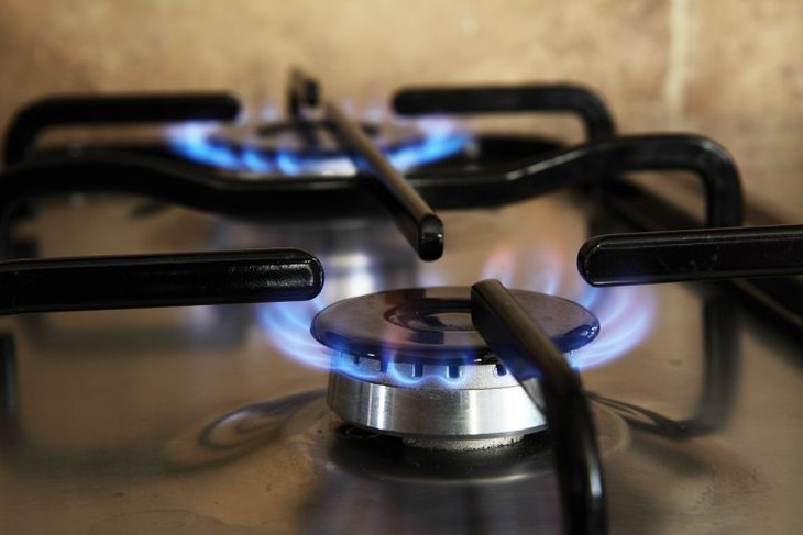 Nếu gas rò rỉ gây ngộ độc khí gas, bịt chặt mũi và cần nhanh chóng khóa van bình gas và mở tất cả các cửa sổ để thoáng khí 