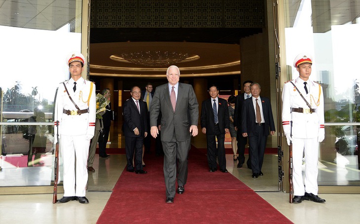 Thượng nghị sĩ Mỹ John McCain thăm Quốc hội Việt Nam
