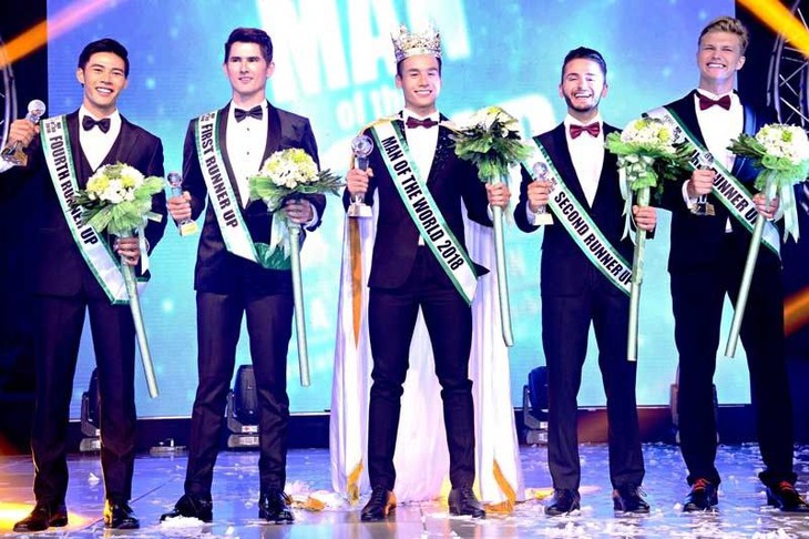 Cao Xuân Tài tại lễ đăng quang Man of the World (Nam vương Thế giới) 2018