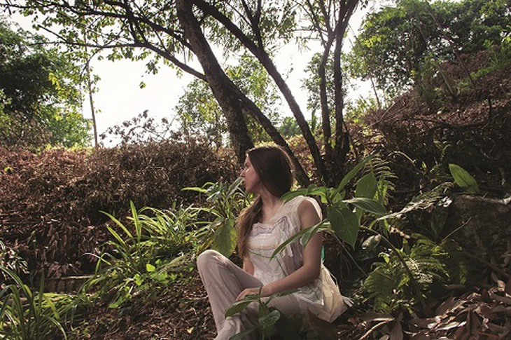 Bianca mặc chiếc áo làm từ nilong