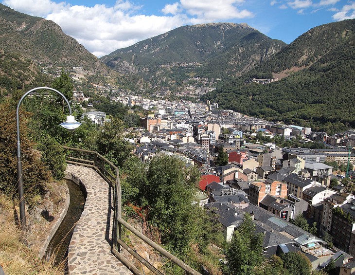 Andorra, vương quốc châu Âu nhỏ xíu giáp với Tây Ban Nha và Pháp là nước hút thuốc nhiều nhất thế giới