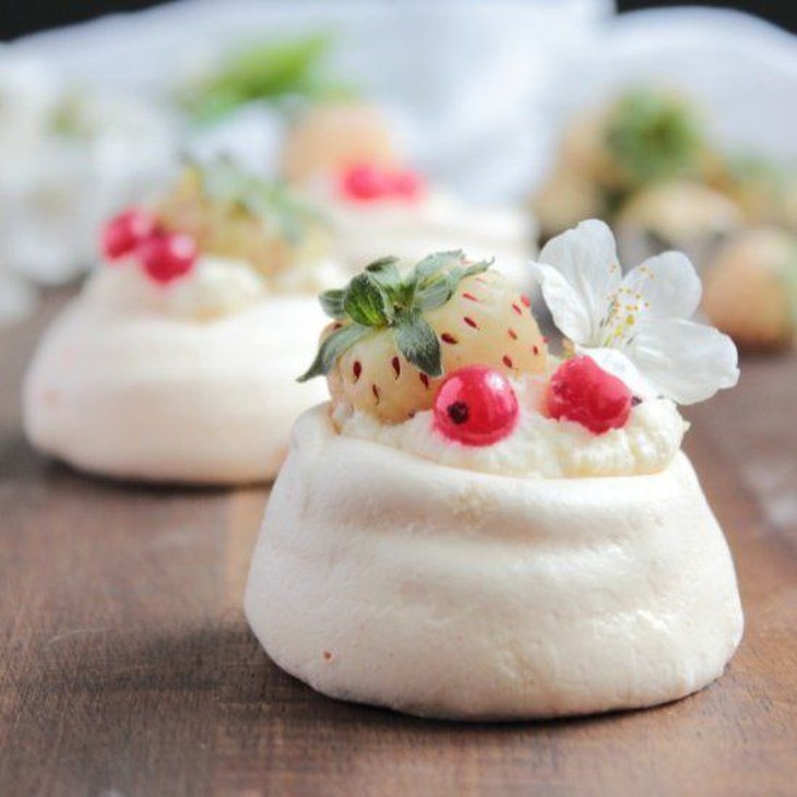 Bánh kem phủ dâu trắng