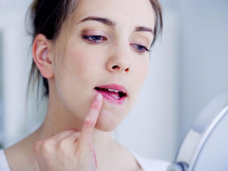 Dưỡng môi với dầu dừa