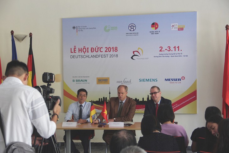 Đại sứ Đức Christian Berger (ở giữa) tại họp báo ngày 30.10 về Lễ hội Đức (sẽ diễn ra ngày 2-3.11 ở quảng trường Tượng đài Lý Thái Tổ, phố đi bộ Hà Nội