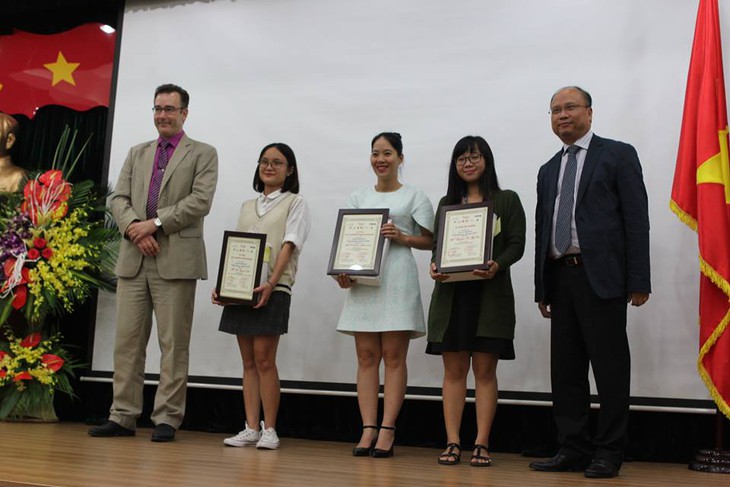 Còn giải Thí sinh Năng động được trao cho bạn Vũ Nguyệt Anh (thứ nhất bên trái ảnh) với bài viết "Những đường ray xe lửa kỳ lạ giữa lòng thủ đô".