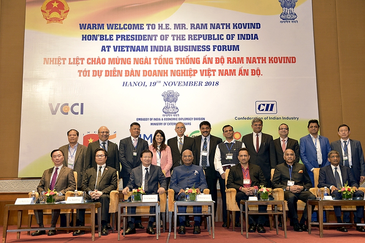 Tổng thống Ấn Độ Ram Nath Kovind cùng Phó Thủ Tướng Trịnh Đình Dũng chụp ảnh lưu niệm tại Diễn đàn Doanh nghiệp Việt Nam-Ấn Độ