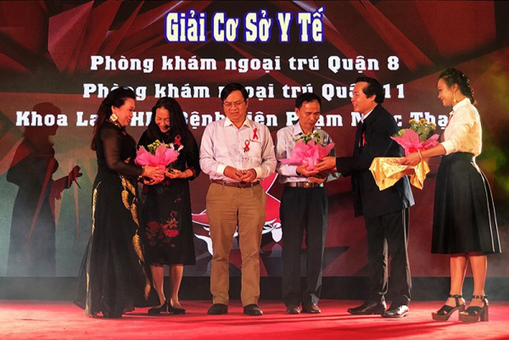 Ông Đoàn Hữu Bảy, Phó vụ trưởng Vụ Khoa giáo – Văn xã Văn phòng Chính phủ cùng NSND Bạch Tuyết trao giải thưởng Dải băng đỏ cho các cơ sở y tế tiêu biểu.