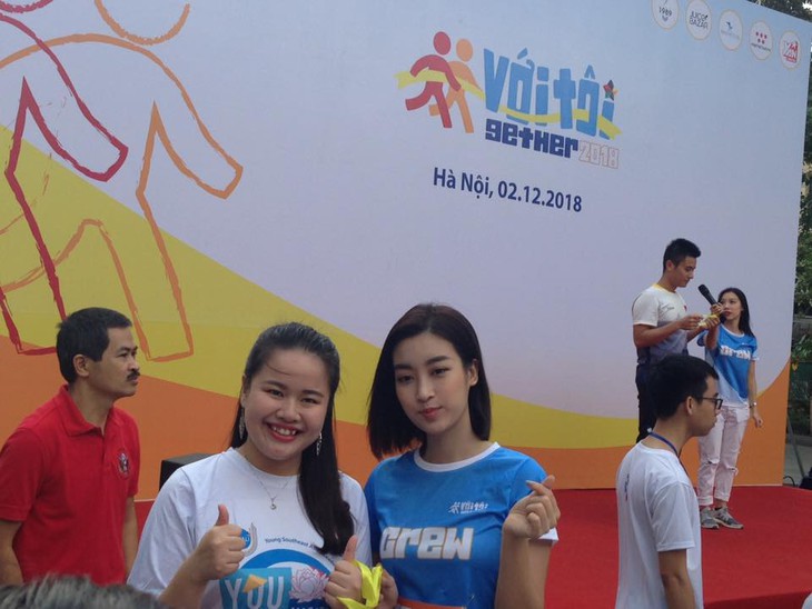 Hoa hậu Mỹ Linh và MC khiếm thị Lê Hương Giang