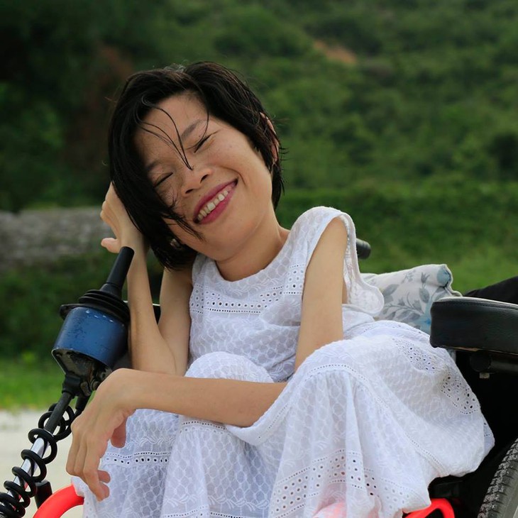 Cô gái có thân hình bé nhỏ ngồi xe lăn đã làm được những điều phi thường