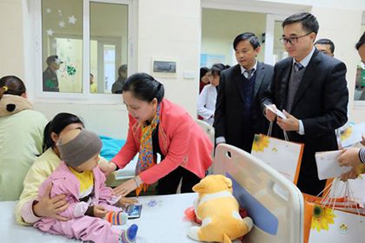 Trưởng Ban Thi đua – Khen thưởng Trung ương, Phó Chủ tịch Thường trực Hội đồng Thi đua – Khen thưởng Trung ương Trần Thị Hà hỏi thăm bệnh nhân và tặng quà bệnh nhi đang điều trị tại Bệnh viện K