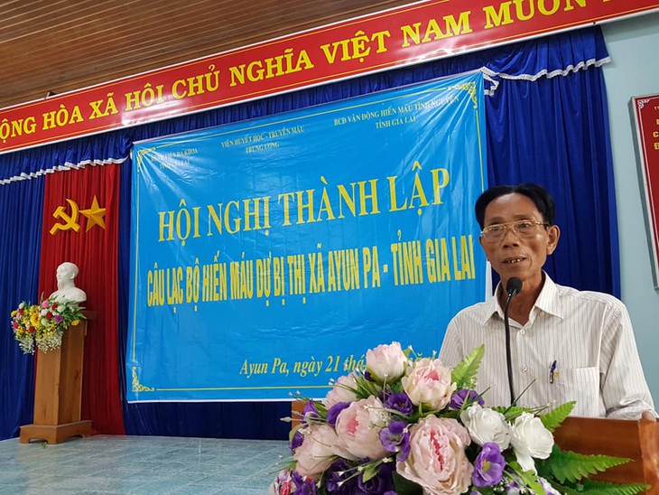 BS Phan Đình Đông - Giám đốc BVĐK khu vực Ayun Pa phát biểu cảm ơn Viện Huyết học Truyền máu TW đã giúp cho việc thành lập CLB Hiến máu dự bị tại địa phương