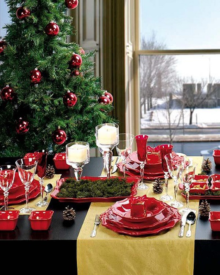 Bàn tiệc bên cạnh cây thông Noel