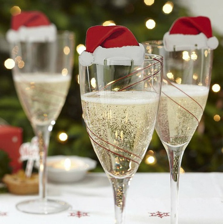 Trang trí bàn tiệc Giáng sinh với cốc sâm panh có gắn mũ ông già Noel