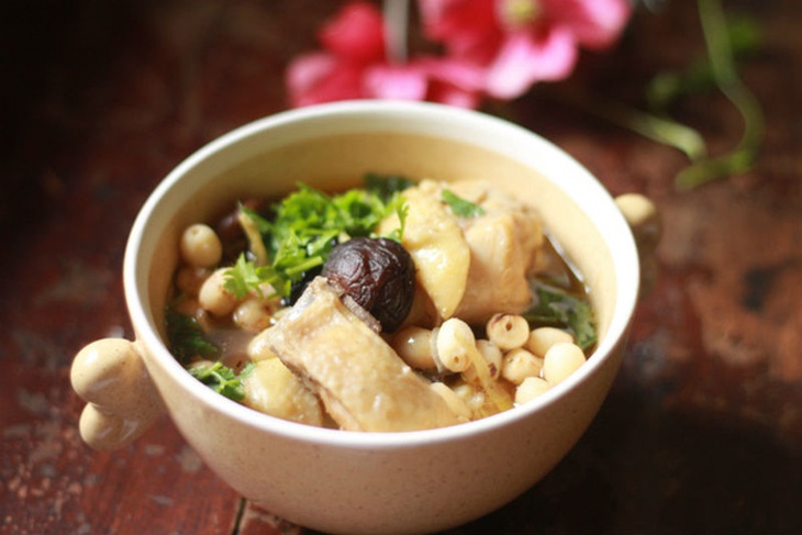Hạt sen nên ăn với gà. Không nên ăn hạt sen cùng cua, thịt rùa vì dễ bị ngộ độc