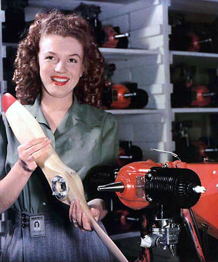 Marilyn Monroe được phát hiện tại dây chuyền lắp ráp máy bay