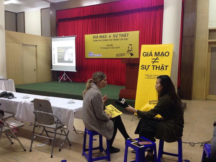Bà Victoria Rhodin Sandstrom, Phó Đại sứ, Đại sứ quán Thụy Điển tại buổi ra mắt công cụ Giả mạo khác Sự thật tại Trường Thực nghiệm