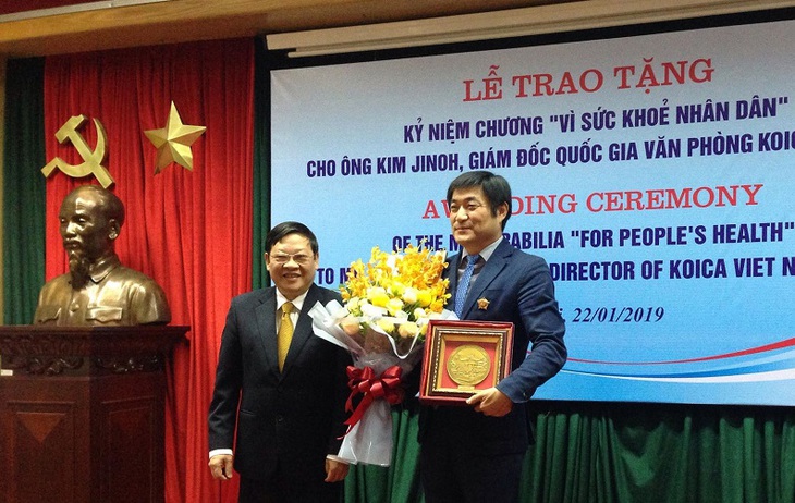 Thứ trưởng Bộ Y tế Nguyễn Viết Tiến trao Kỷ niệm chương Vì Sức khỏe Nhân dân cho Giám đốc KOICA 