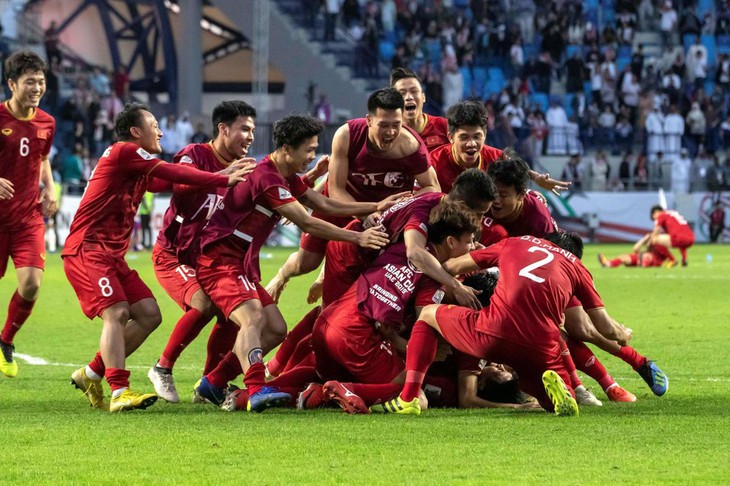 Các cầu thủ ăn mừng sau khi Bùi Tiến Dũng sút quả penalty cuối cùng thành công cho Việt Nam