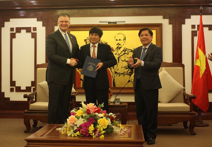 Đại sứ Hoa Kỳ tại Việt Nam Daniel J. Kritenbrink trao thư của FAA tới Cục trưởng Cục Hàng không Việt Nam Đinh Việt Thắng và chúc mừng Việt Nam đạt được xếp hạng an toàn hàng không loại 1