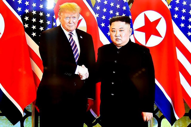 Cú bắt tay lịch sử Trump-Kim tại Hà Nội