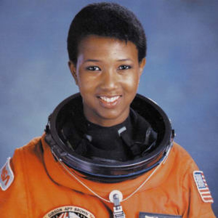 Bác sĩ Mae Jemison trở thành người phụ nữ Mỹ gốc Phi đầu tiên bay vào vũ trụ 