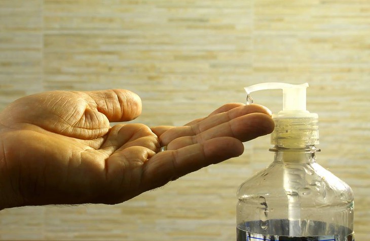 Khi dùng các sản phẩm như phấn bắt sáng, son dưỡng và serum cho vùng kín, cần tránh đưa chúng vào âm đạo
