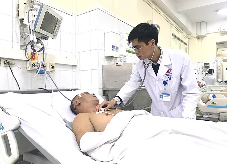 Bác sĩ khoa Hồi sức tích cực thăm khám cho bệnh nhân C