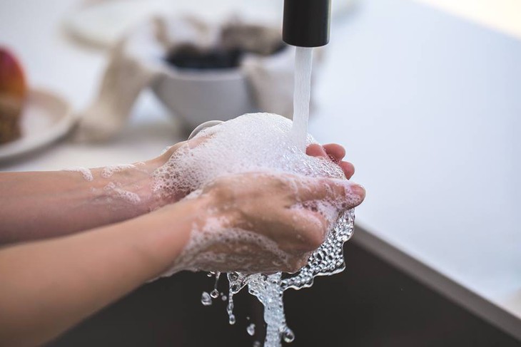 Rửa mắt kính áp tròng đúng cách