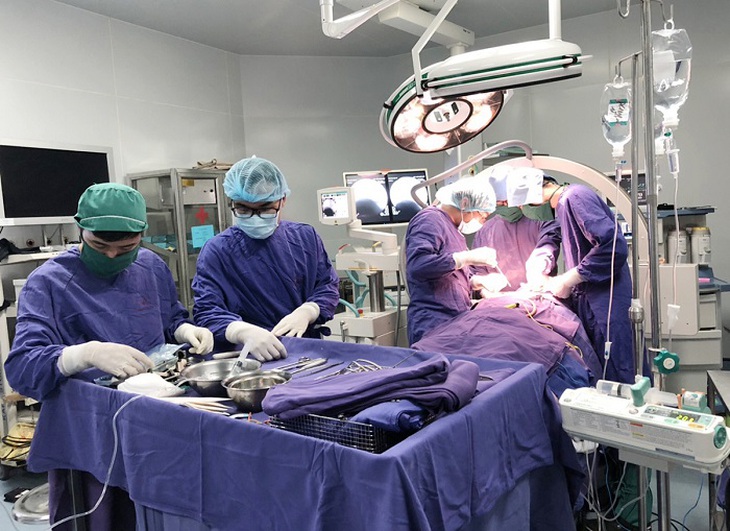 Các bác sĩ chuyên ngành phẫu thuật thần kinh cột sống thực hiện cuộc mổ phức tạp kéo dài 6 tiếng cho bệnh nhân Th.