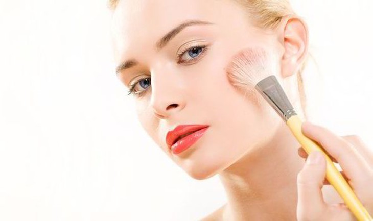 Sau khi lót kem nền, hãy dặm cố định bằng lớp phấn phủ mỏng nhẹ