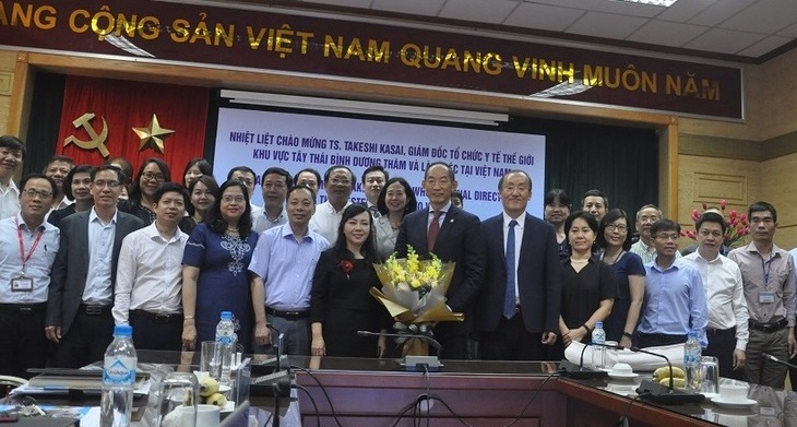 Đoàn đại biểu WHO Tây Thái Bình Dương chụp ảnh lưu niệm cùng Bộ Y tế