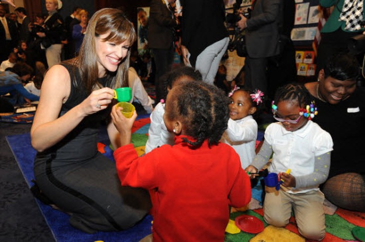 Jennifer Garner vui đùa cùng các em nhỏ trong dự án của Save the Children