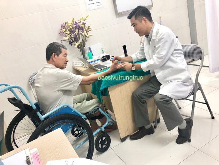  5 tuần sau ca vi phẫu, BS. Vũ Trung Trực khám cho bệnh nhân