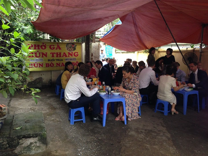 Công chúa kế vị Thụy Điển Victoria thưởng thức bún bò Nam Bộ ở quán gần khu tập thể cũ ngã ba Kim Mã Thượng- Phan Kế Bính