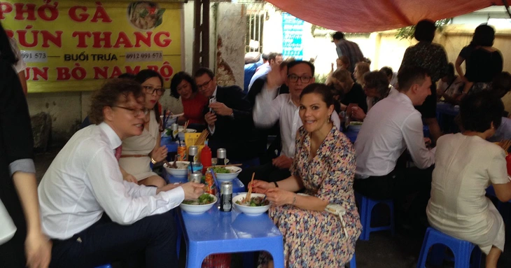 Trong khi Công chúa ngẩng mặt lên mỉm cười với chúng tôi, Hoàng tự Daniel đang chụp ảnh selfie ở bàn phía sau Công chúa