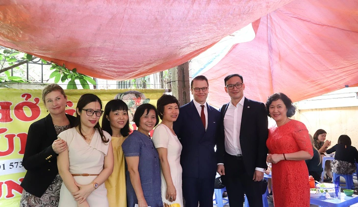 Hoàng tử Daniel chụp ảnh lưu niệm ở quán ăn
