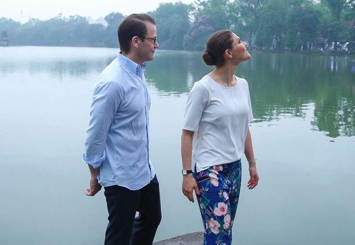 Công chúa kế vị Thụy Điển Victoria và Hoàng tử Daniel ngước nhìn lên bầu trời Hà Nội