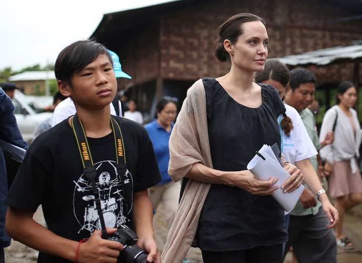 Angelina Jolie và con trai Pax Thiên thăm trại tị nạn ở Myanmar
