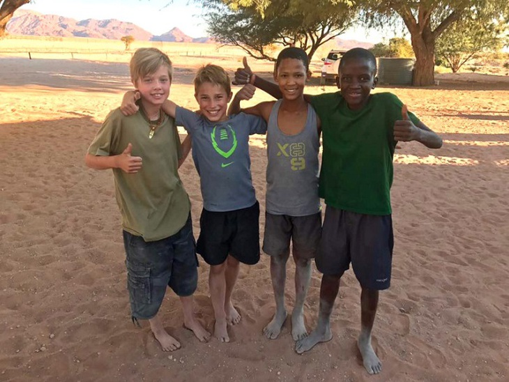 Shiloh và các bạn nhỏ ở Namibia