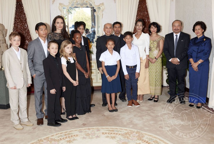 Angelina Jolie cùng các con chụp ảnh chung với Hoàng gia Campuchia