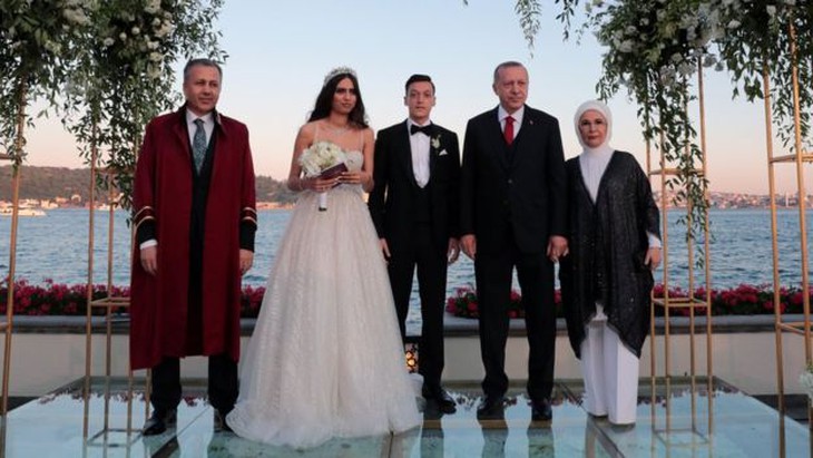 Tổng thống Thổ Nhĩ Kỳ Erdogan dự đám cưới của nhiều ngôi sao, trong đó có cầu thủ bóng đá Đức Mesut Ozil