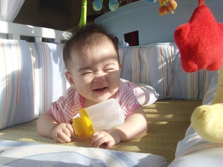 Các bậc cha mẹ cần cho trẻ tắm nắng đủ giờ và ăn các thực phẩm có nhiều vitamin D để phòng tránh còi xương cho trẻ.