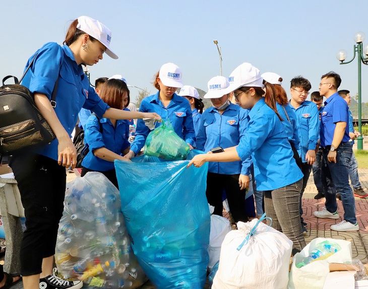 Đoàn viên tham gia nhặt rác tại Công viên Lán Bè