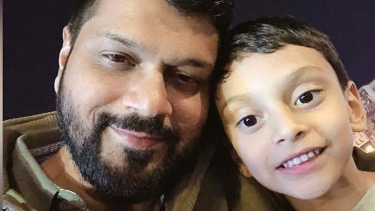 Mohamed Farhan Faisal, cậu bé đáng thương tử vong do bị bỏ quên trên xe buýt đưa đón học sinh bên người cha Mohamed Faisal Kara kunhi. (ảnh do gia đình cung cấp)