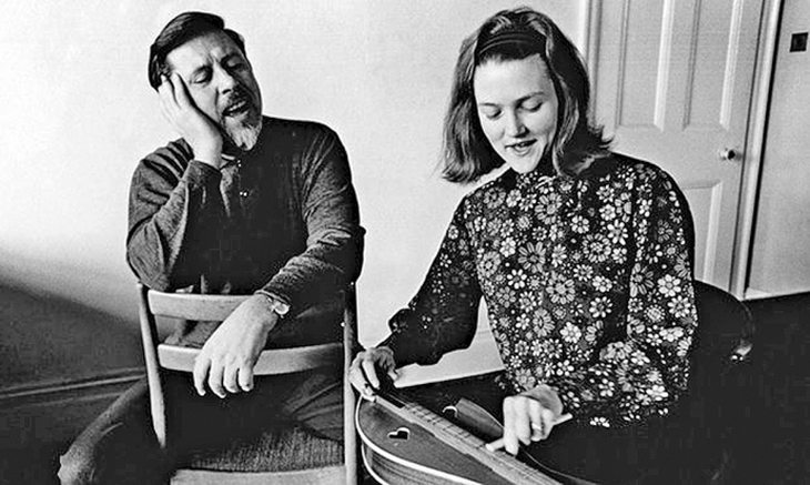Ewan MacColl, tác giả bài hát The Ballad of Ho Chi Minh (Bài ca Hồ Chí Minh) bên người bạn đời Peggy Seeger