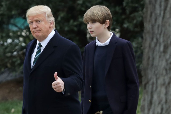 Tổng thống Mỹ Donald Trump lo lắng về trào lưu thuốc lá điện tử có thể ảnh hưởng tới cậu bé Barron, con trai ông
