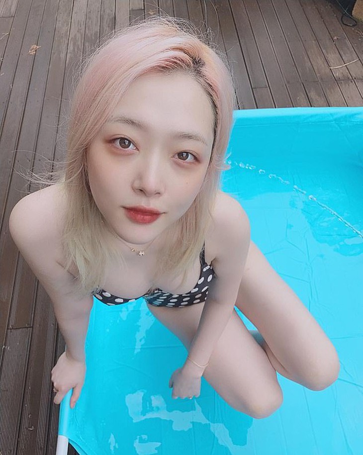 Sulli, bạn thân của Hara đã ra đi ở tuổi 25 cách đó hơn 1 tháng sau khi hứng chịu 