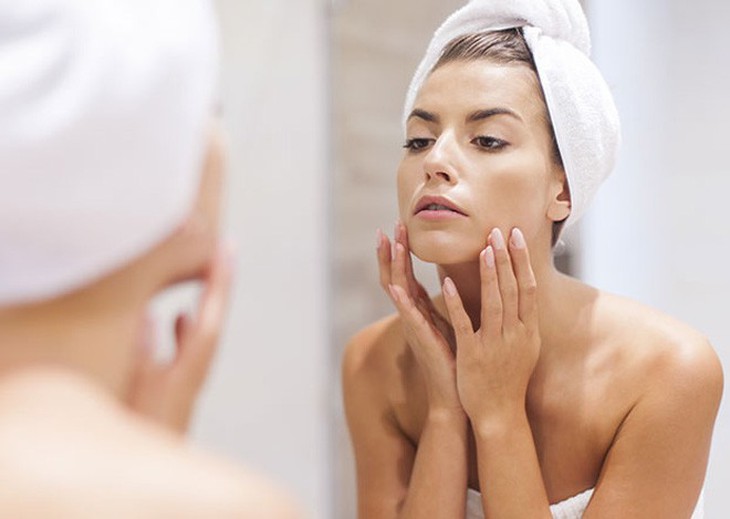 Tẩy sạch mỹ phẩm bụi bẩn trước khi  đi ngủ phòng tránh được một số bệnh viêm, nhiễm