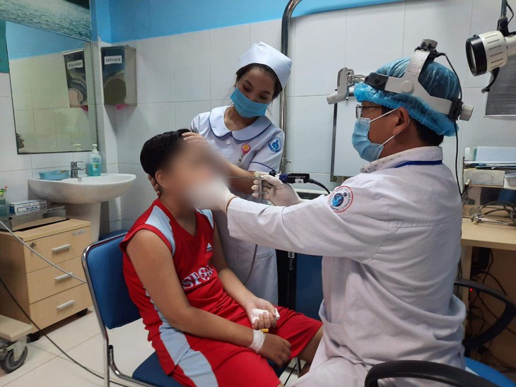 Chảy máu mũi trên 30 phút, bé trai 13 tuổi mắc u xơ vòm
