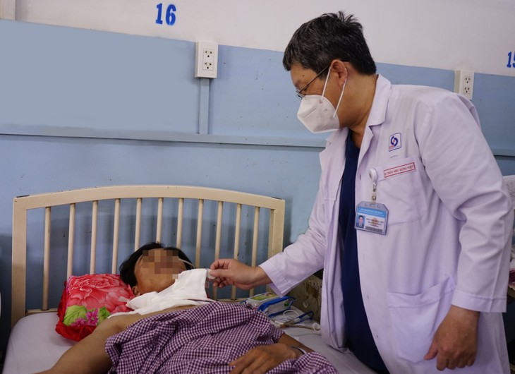 Trượt chân té ngã, nam thanh niên bị thanh sắt đâm xuyên cổ